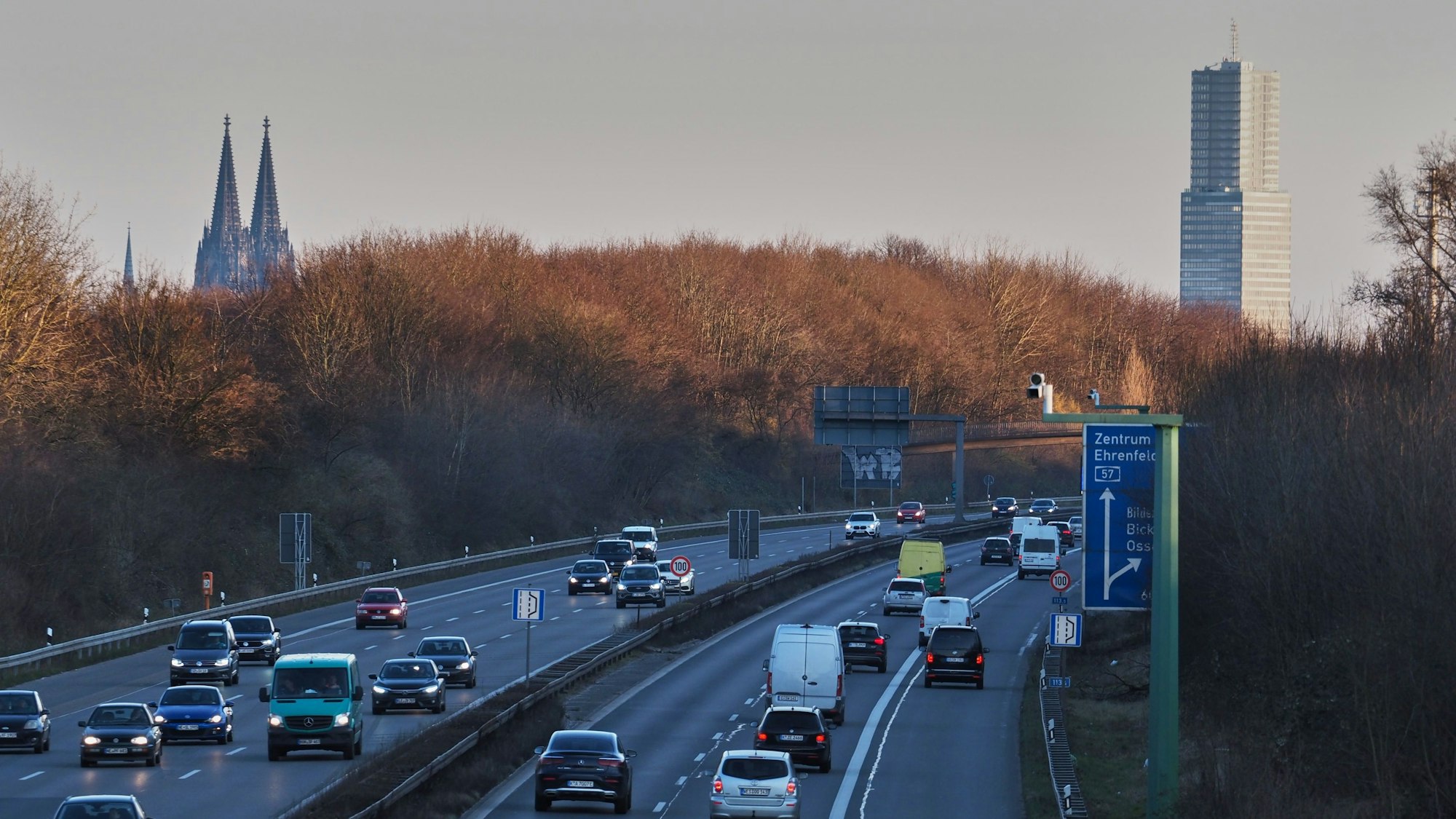 Autobahn A57 stadtauswärts, Fahrtrichtung Autobahnkreuz Köln-Nord, im Hintergrund Kölnturm und Dom.