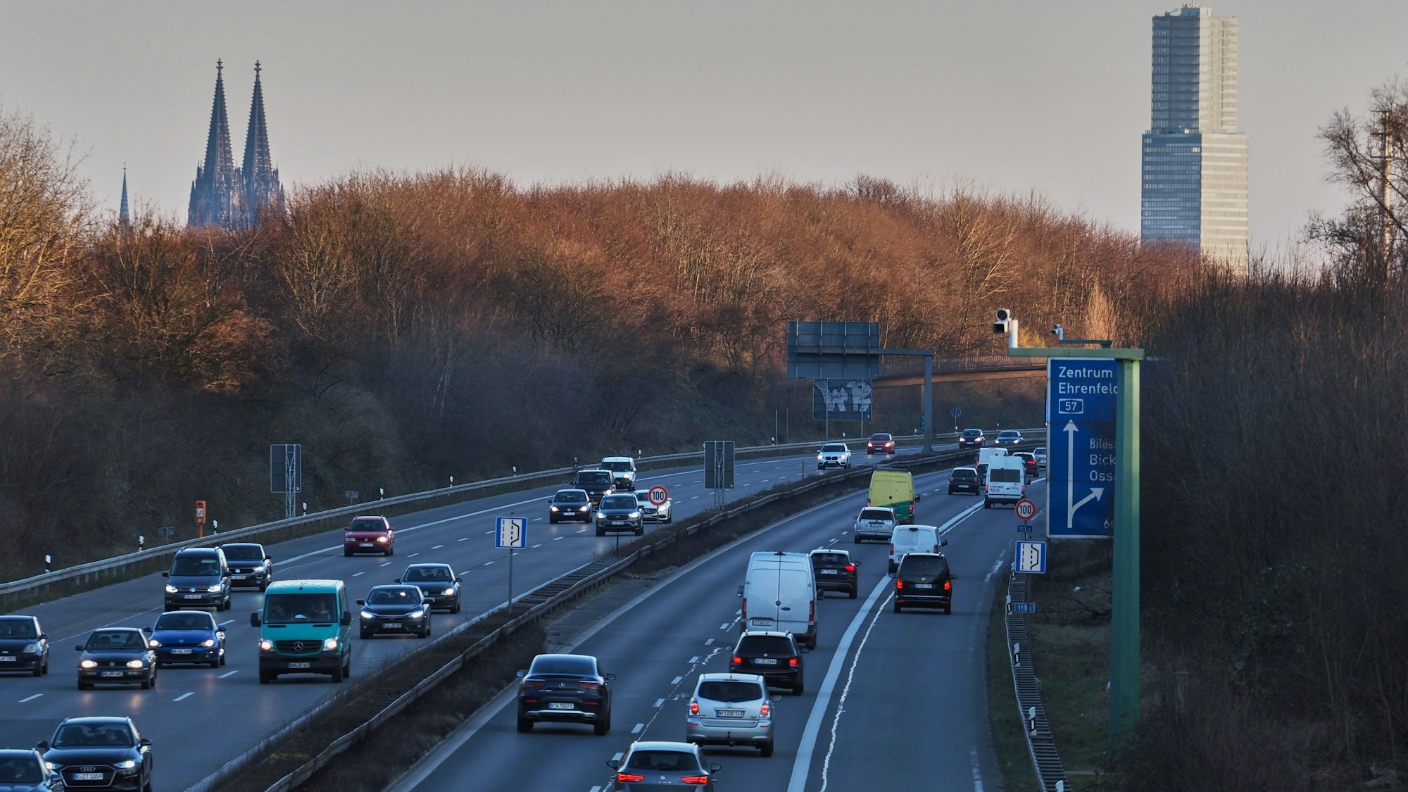 A57 stadtauswärts, Fahrtrichtung Autobahnkreuz Köln-Nord (linke Fahrspur), Zentrum (rechte Fahrspur). Im Hintergrund Kölnturm und Dom.