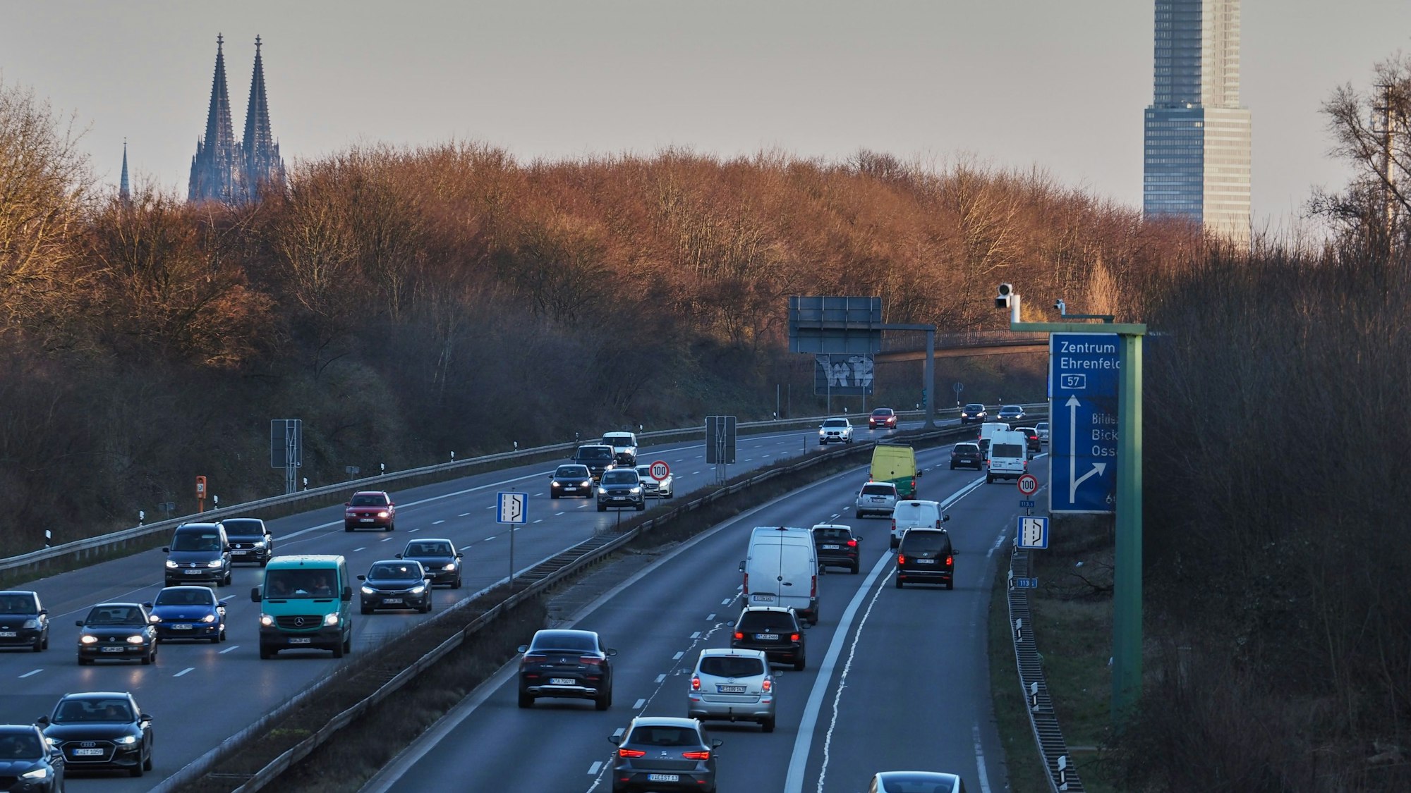 Auf der A57 kam es am Samstagmorgen zu einem heftigen Unfall (Archivfoto).