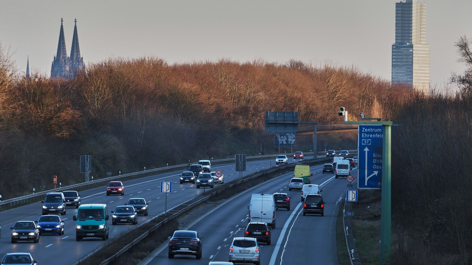 Im Hintergrund Kölnturm und Dom