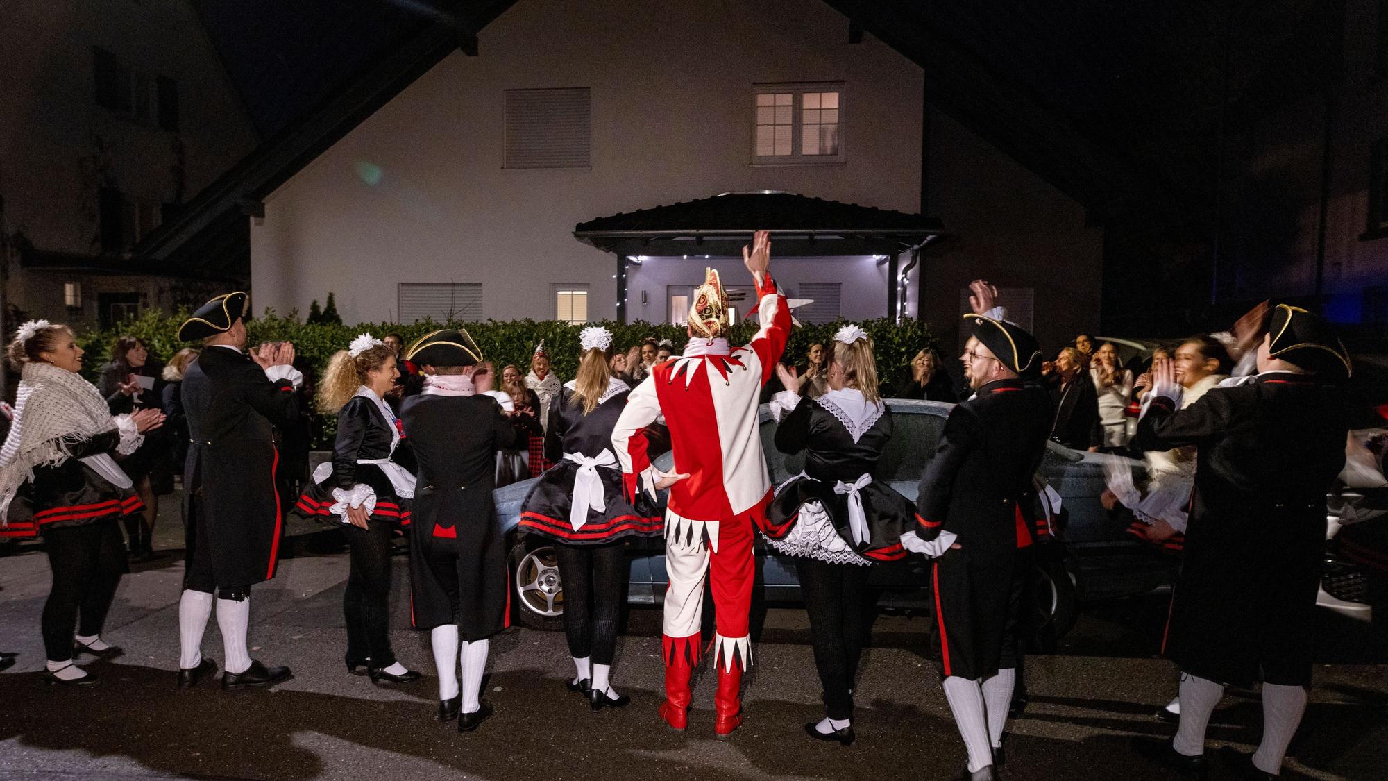20.01.2023, Köln: Die Traditionstanzgruppe Hellige Knäächte un Mägde auf Tour im Karneval.
Foto: Michael Bause