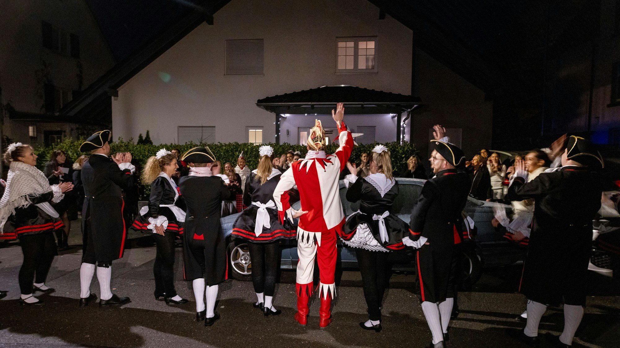 20.01.2023, Köln: Die Traditionstanzgruppe Hellige Knäächte un Mägde auf Tour im Karneval.
Foto: Michael Bause