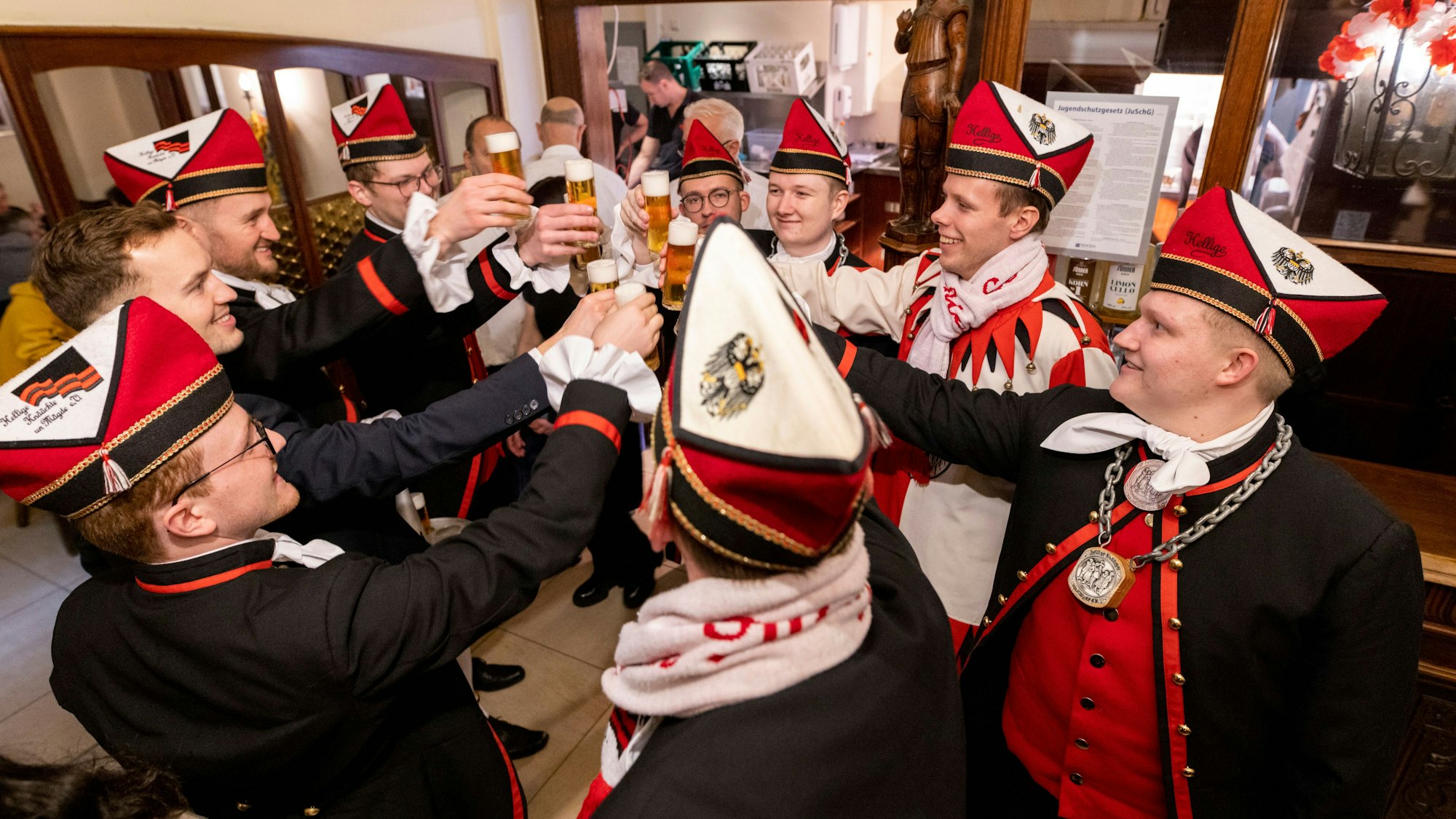 20.01.2023, Köln: Die Traditionstanzgruppe Hellige Knäächte un Mägde auf Tour im Karneval.
Foto: Michael Bause