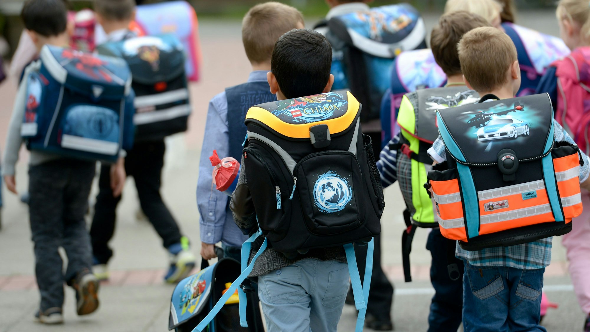 Erstklässler gehen mit ihren Ranzen zum ersten Mal in der Grundschule Am Stöckener Bach in Hannover (Niedersachsen). Das Foto ist ein Symbolbild.
