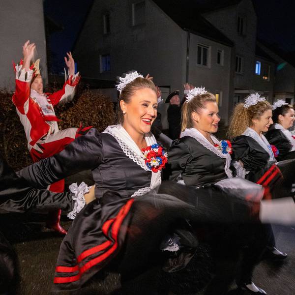Die Traditionstanzgruppe Hellige Knäächte un Mägde auf Tour im Karneval. In Holweide tanzen sie spontan vor dem Haus der Mutter einer Magd.