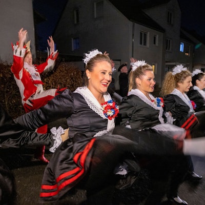 Die Traditionstanzgruppe Hellige Knäächte un Mägde auf Tour im Karneval. In Holweide tanzen sie spontan vor dem Haus der Mutter einer Magd.