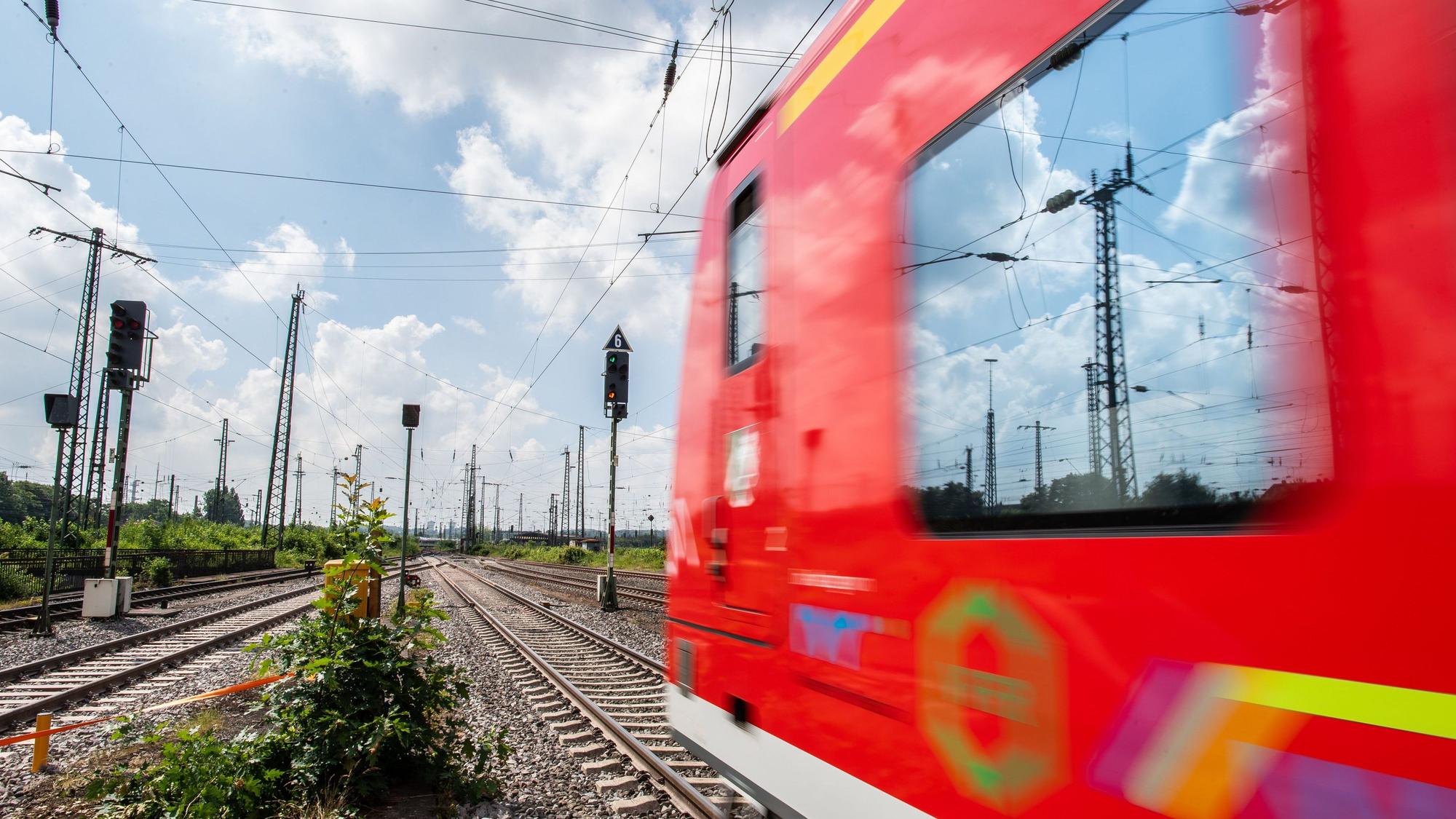 In Haan ist eine S-Bahn in eine Oberleitung gefahren (Symbolbild).