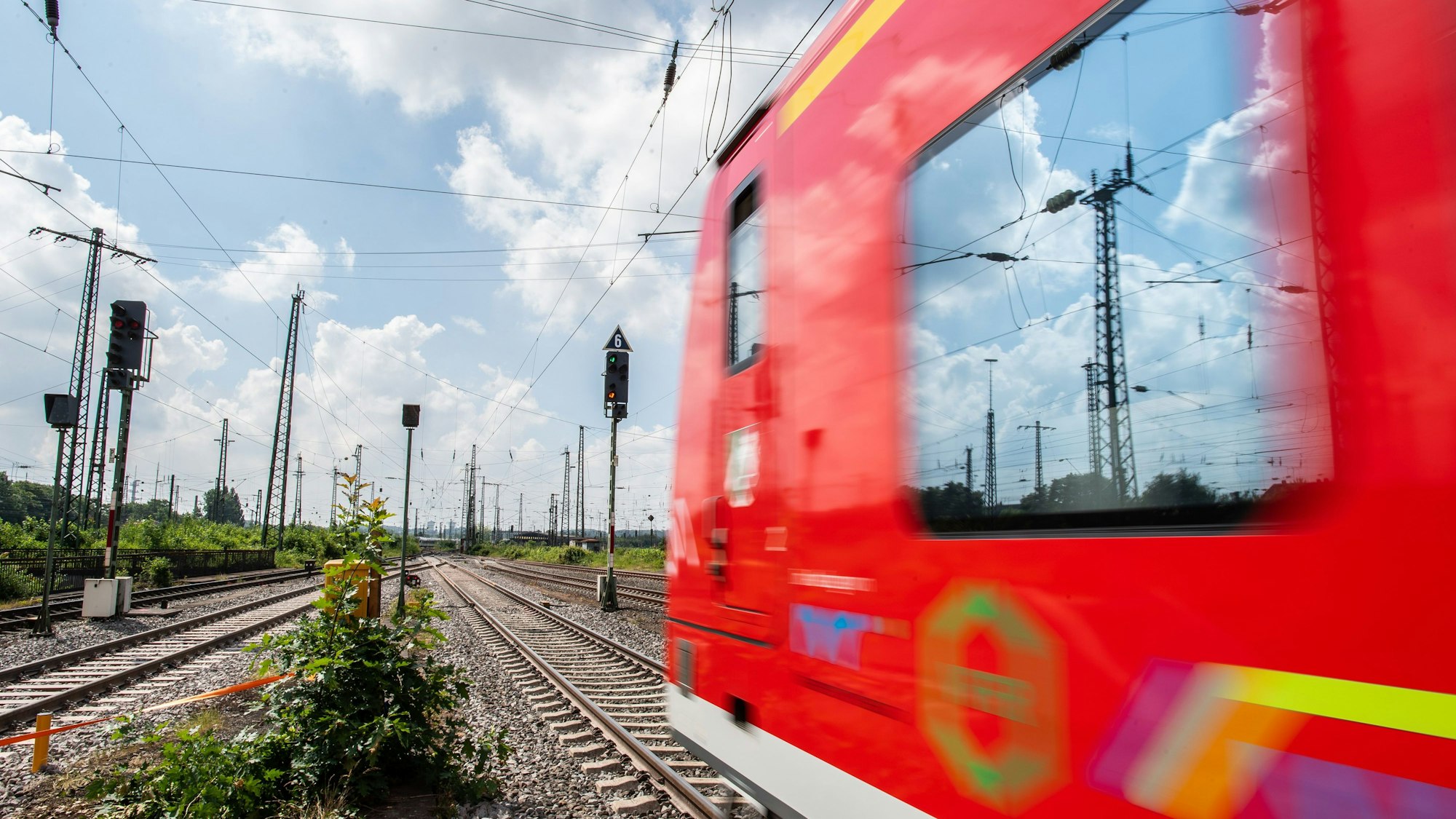 In Haan ist eine S-Bahn in eine Oberleitung gefahren (Symbolbild).