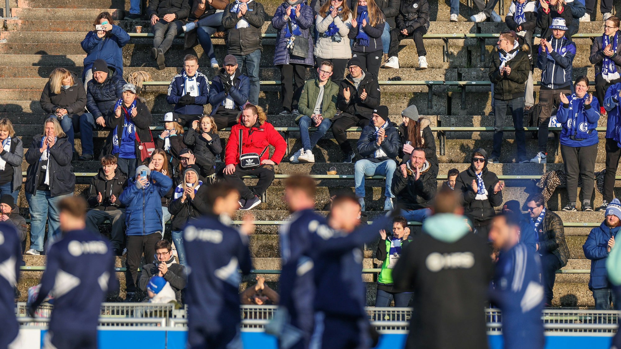 Rund 3000 Schalke-Fans kamen ins alte Parkstadion, um ihre Mannschaft auf das Spiel gegen 1. FC Köln am Sonntag einzustimmen.