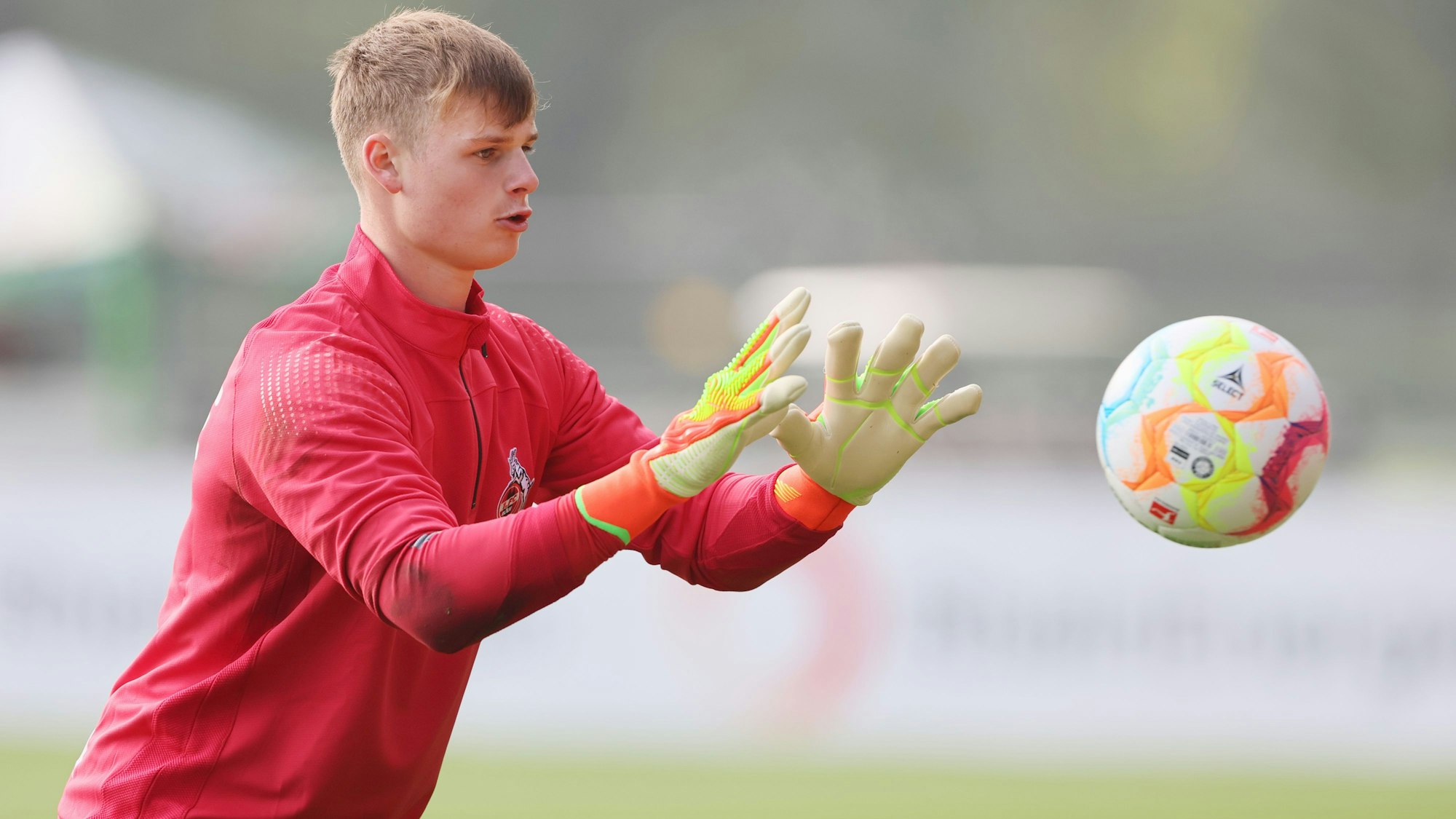 Das Bild zeigt Jonas Urbig, der im Training einen Ball fängt.