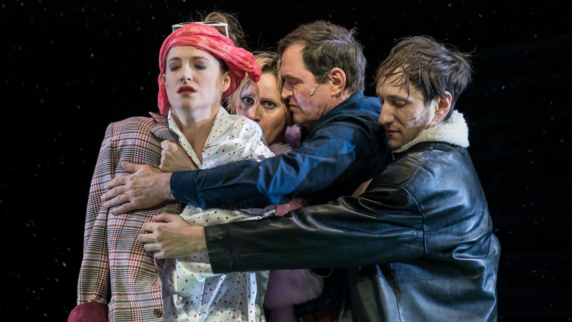 Lola Klamroth (v.l.), Sabine Waibel, Jörg Ratjen und Alexander Angeletta halten sich in der Inszenierung von „Der Gott des Gemetzels“ am Schauspiel Köln fest in den Armen. Sie frieren.