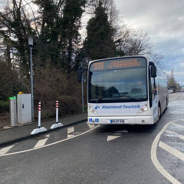 EIn Linienbus fährt über einen heruntergefahrenen Poller.