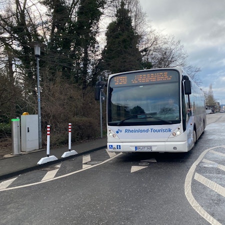EIn Linienbus fährt über einen heruntergefahrenen Poller.