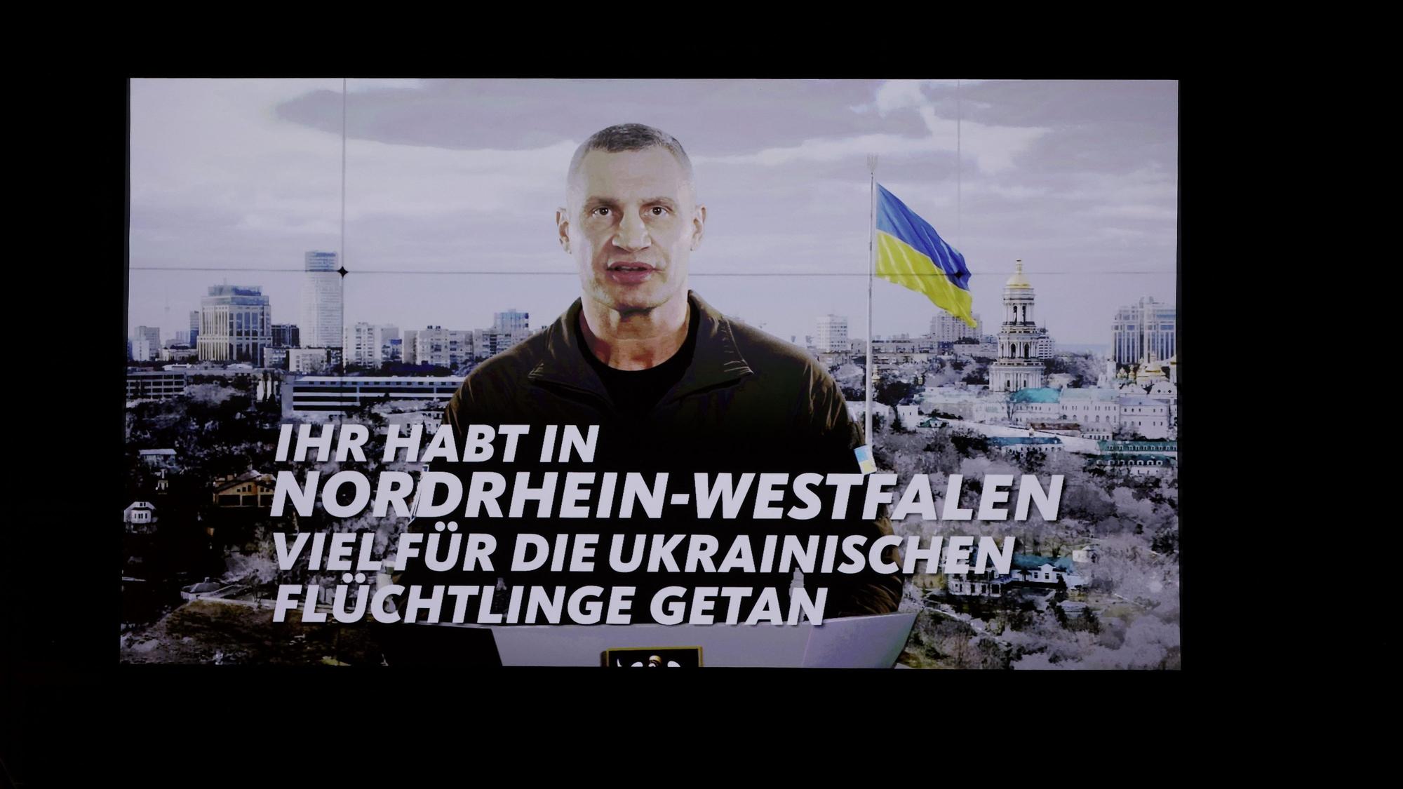 Beim CDU Neujahrsempfang in Düsseldorf redet auf einem Bildschirm der Bürgermeister von Kiew Vitali Klitschko.