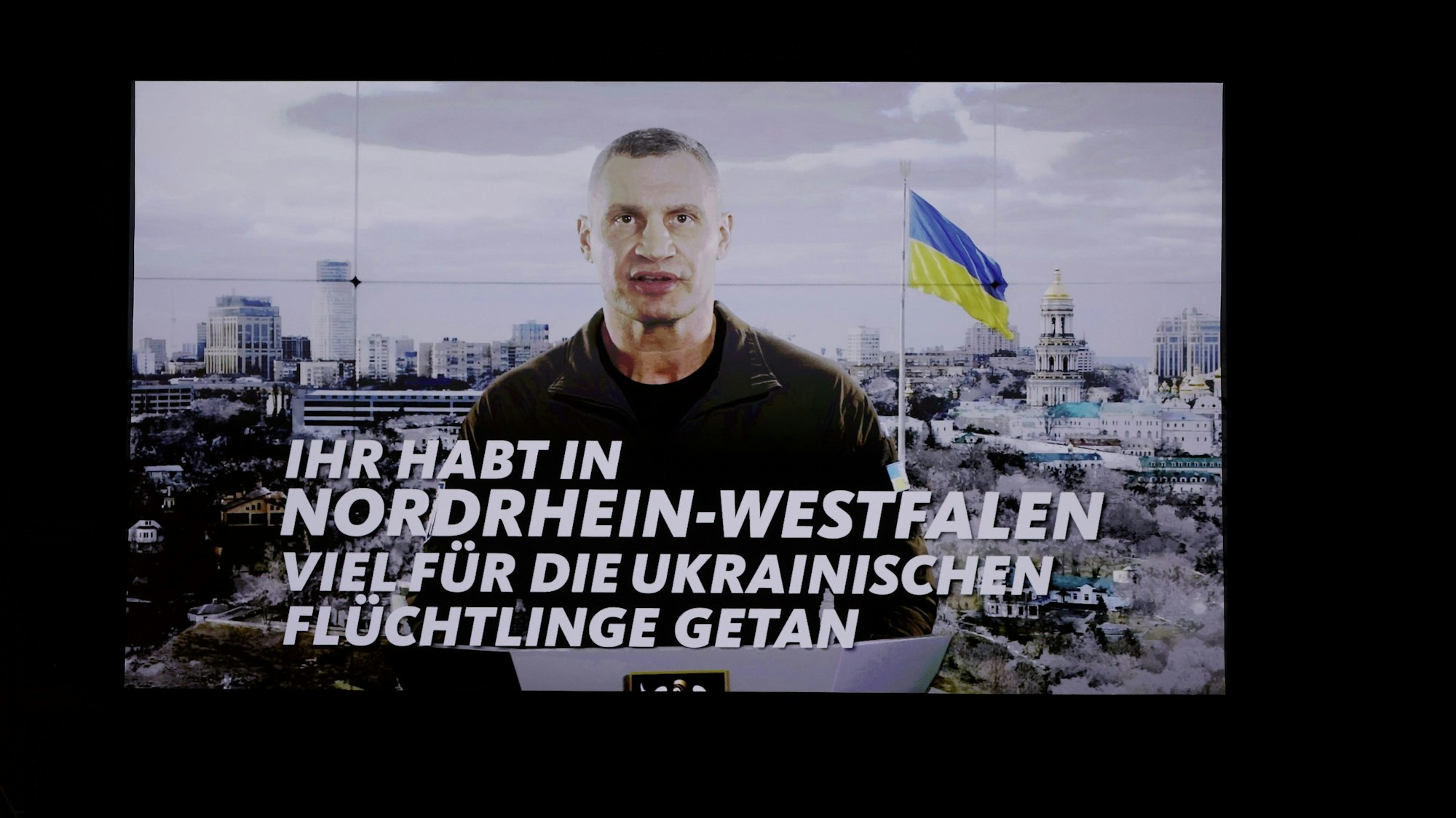 Beim CDU Neujahrsempfang in Düsseldorf redet auf einem Bildschirm der Bürgermeister von Kiew Vitali Klitschko.