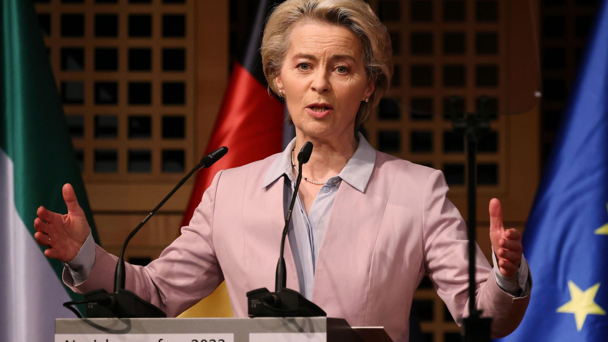 Ursula von der Leyen steht am Rednerpult und gestikuliert mit den Händen. Im Hintergrund sind die Flaggen von Nordrhein-Westfalen, Deutschland und der Europäischen Union.