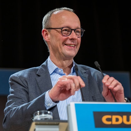 Friedrich Merz, Bundesvorsitzender der CDU, lächelt bei einem Wahlkampf-Bürgertreffen im Gemeinschaftshaus Gropiusstadt im Bezirk Neukölln.