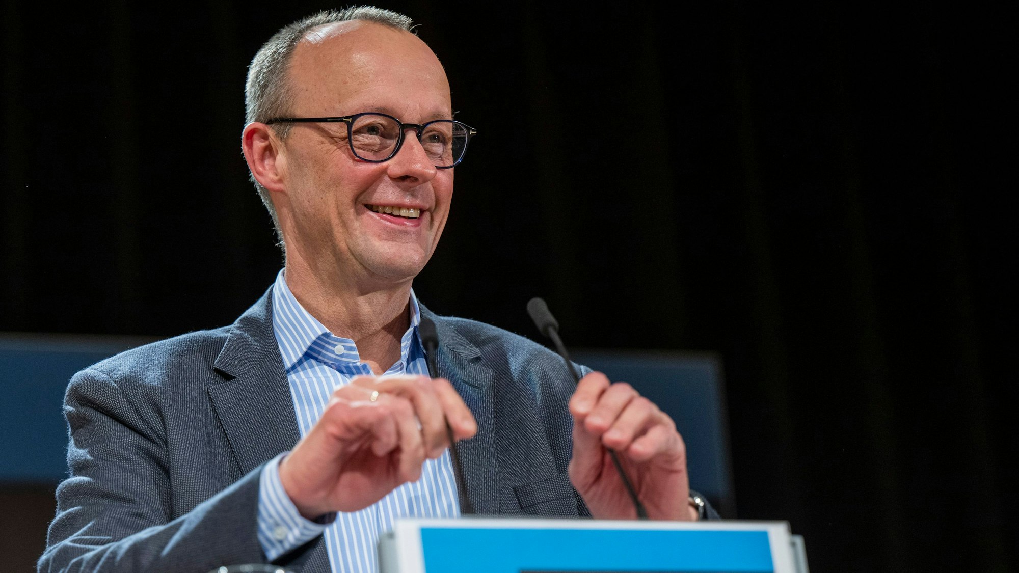 Friedrich Merz, Bundesvorsitzender der CDU, lächelt bei einem Wahlkampf-Bürgertreffen im Gemeinschaftshaus Gropiusstadt im Bezirk Neukölln.
