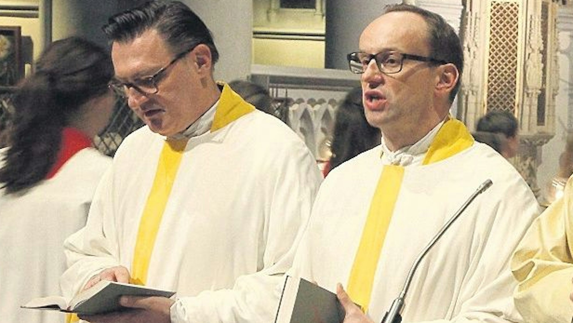 Kreisdechant Norbert Hörter und der scheidende Diözesanjugendseelsorger und nachmalige Personalchef des Erzbistums, Mike Kolb, stehen in Messgewändern nebeneinander während einer Messe im Altenberger Dom.