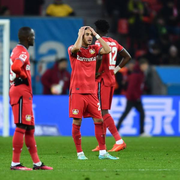 29.01.2023, Nordrhein-Westfalen, Leverkusen: Fußball: Bundesliga, Bayer Leverkusen - Borussia Dortmund, 18. Spieltag in der BayArena, Leverkusens Exequiel Palacios (M) reagiert nach einem Eigentor. WICHTIGER HINWEIS: Gemäß den Vorgaben der DFL Deutsche Fußball Liga bzw. des DFB Deutscher Fußball-Bund ist es untersagt, in dem Stadion und/oder vom Spiel angefertigte Fotoaufnahmen in Form von Sequenzbildern und/oder videoähnlichen Fotostrecken zu verwerten bzw. verwerten zu lassen. Foto: Marius Becker/dpa +++ dpa-Bildfunk +++