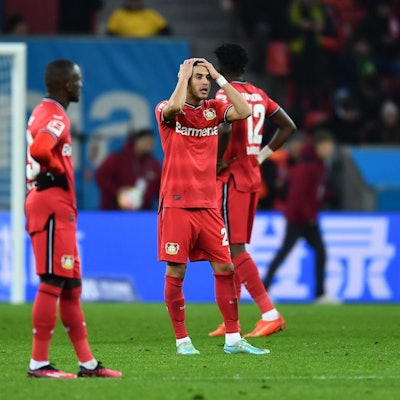 29.01.2023, Nordrhein-Westfalen, Leverkusen: Fußball: Bundesliga, Bayer Leverkusen - Borussia Dortmund, 18. Spieltag in der BayArena, Leverkusens Exequiel Palacios (M) reagiert nach einem Eigentor. WICHTIGER HINWEIS: Gemäß den Vorgaben der DFL Deutsche Fußball Liga bzw. des DFB Deutscher Fußball-Bund ist es untersagt, in dem Stadion und/oder vom Spiel angefertigte Fotoaufnahmen in Form von Sequenzbildern und/oder videoähnlichen Fotostrecken zu verwerten bzw. verwerten zu lassen. Foto: Marius Becker/dpa +++ dpa-Bildfunk +++