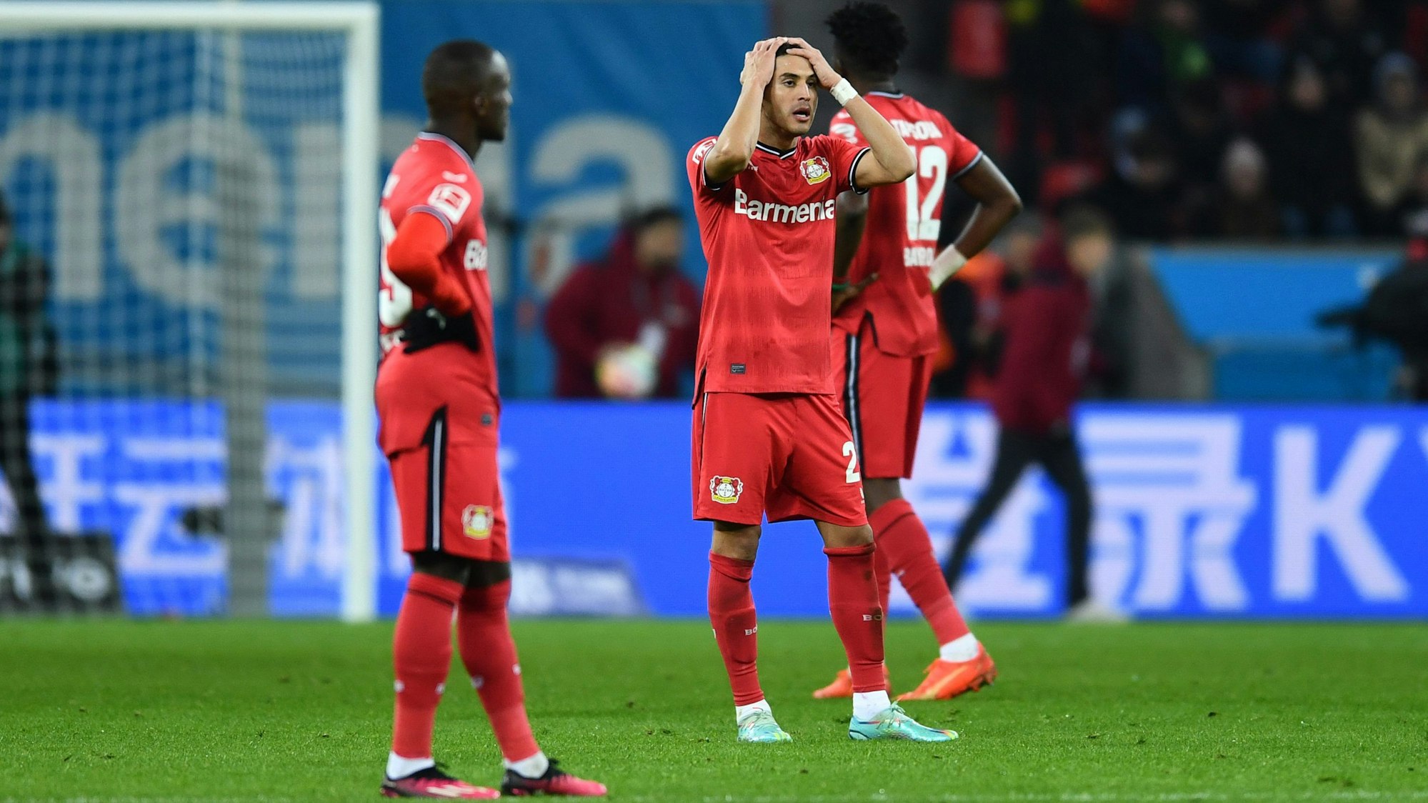 29.01.2023, Nordrhein-Westfalen, Leverkusen: Fußball: Bundesliga, Bayer Leverkusen - Borussia Dortmund, 18. Spieltag in der BayArena, Leverkusens Exequiel Palacios (M) reagiert nach einem Eigentor. WICHTIGER HINWEIS: Gemäß den Vorgaben der DFL Deutsche Fußball Liga bzw. des DFB Deutscher Fußball-Bund ist es untersagt, in dem Stadion und/oder vom Spiel angefertigte Fotoaufnahmen in Form von Sequenzbildern und/oder videoähnlichen Fotostrecken zu verwerten bzw. verwerten zu lassen. Foto: Marius Becker/dpa +++ dpa-Bildfunk +++