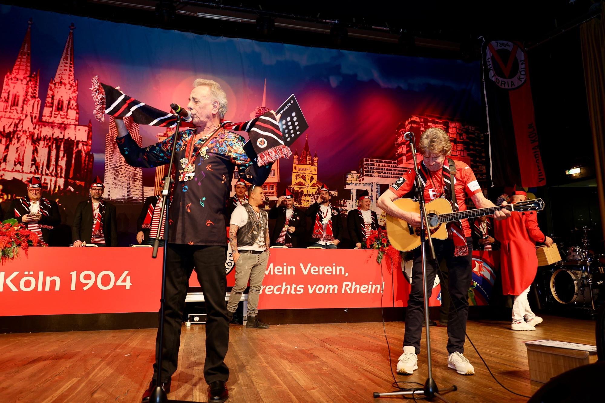 Erry Stoklosa und Bömmel Lückerath singen auf der Bühne.