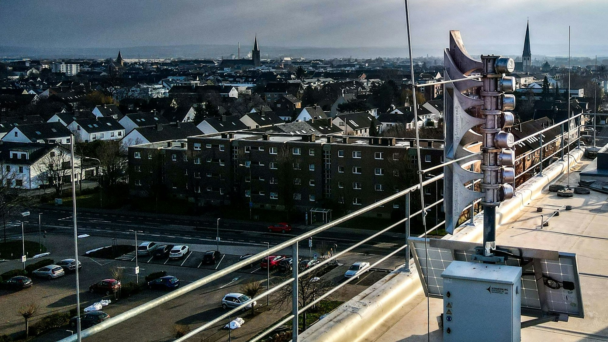 Das Bild zeigt eine Sirene auf dem Dach der Kreisverwaltung in Euskirchen.