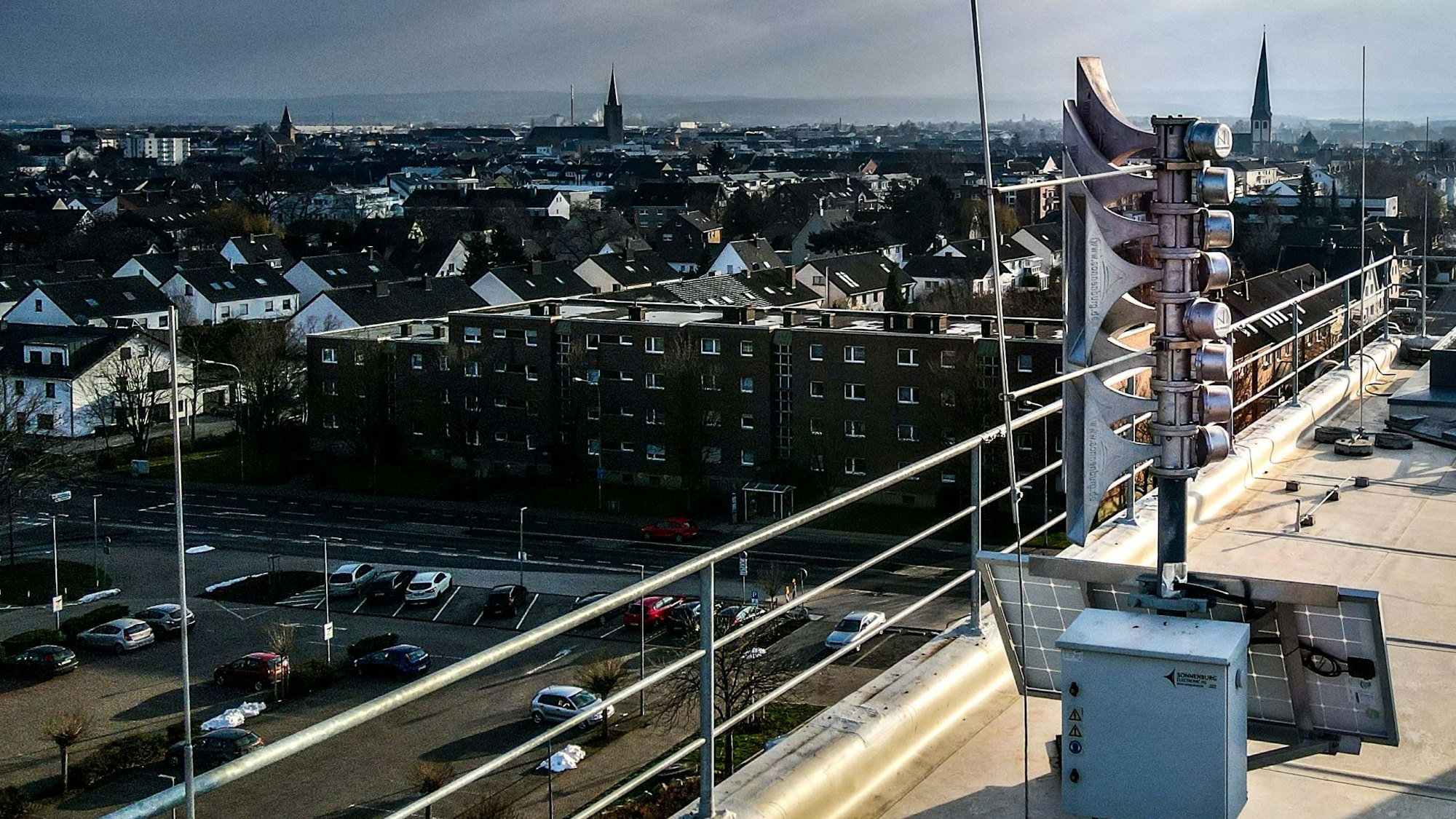 Das Bild zeigt eine Sirene der Stadt Euskirchen auf dem Dach des Kreishauses.
