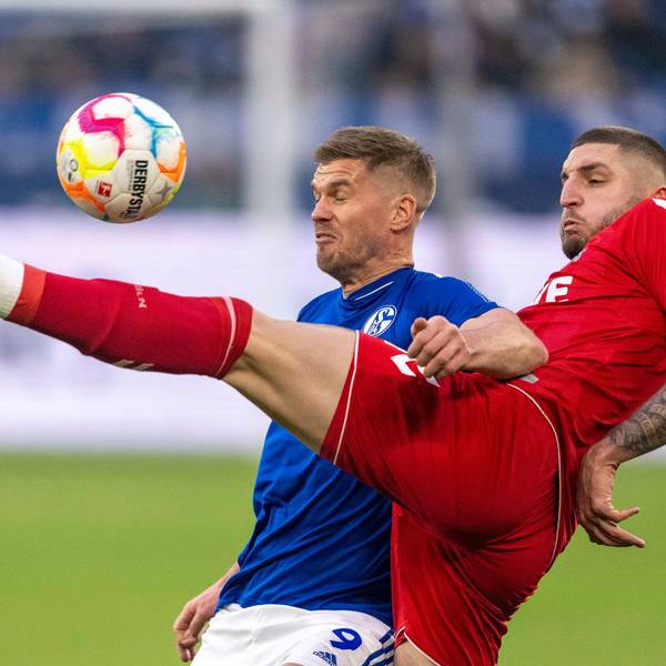 Schalkes Simon Terodde (l) und Kölns Julian Chabot kämpfen um den Ball.