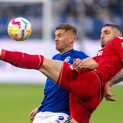 Schalkes Simon Terodde (l) und Kölns Julian Chabot kämpfen um den Ball.