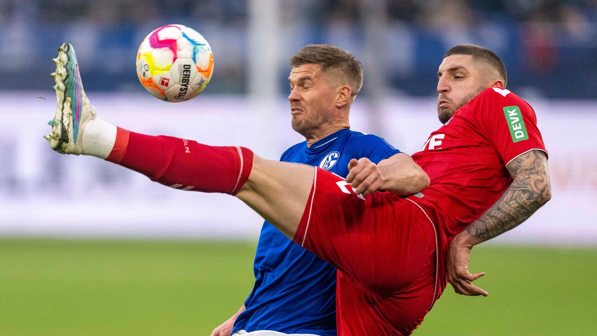 Schalkes Simon Terodde (l) und Kölns Julian Chabot kämpfen um den Ball.