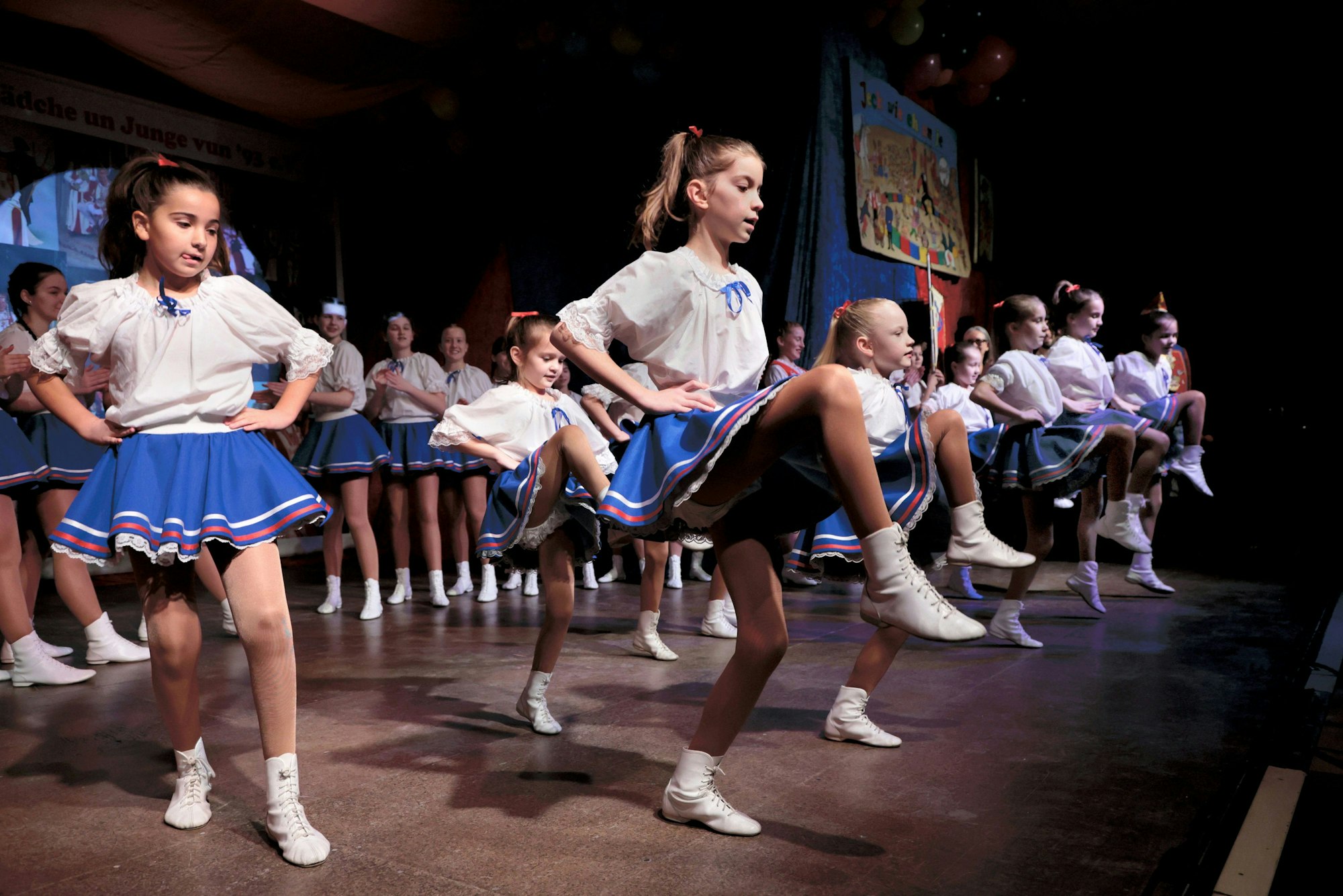 Kindertanzgruppe auf der Bühne.