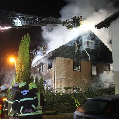 Mit zwei Drehleitern bekämpften die Feuerwehren aus Much und Neunkirchen den Brand.