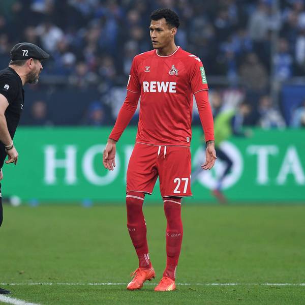 FC-Trainer Steffen Baumgart im Gespräch mit Stürmer Davie Selke, der zur Halbzeit ausgewechselt wurde.