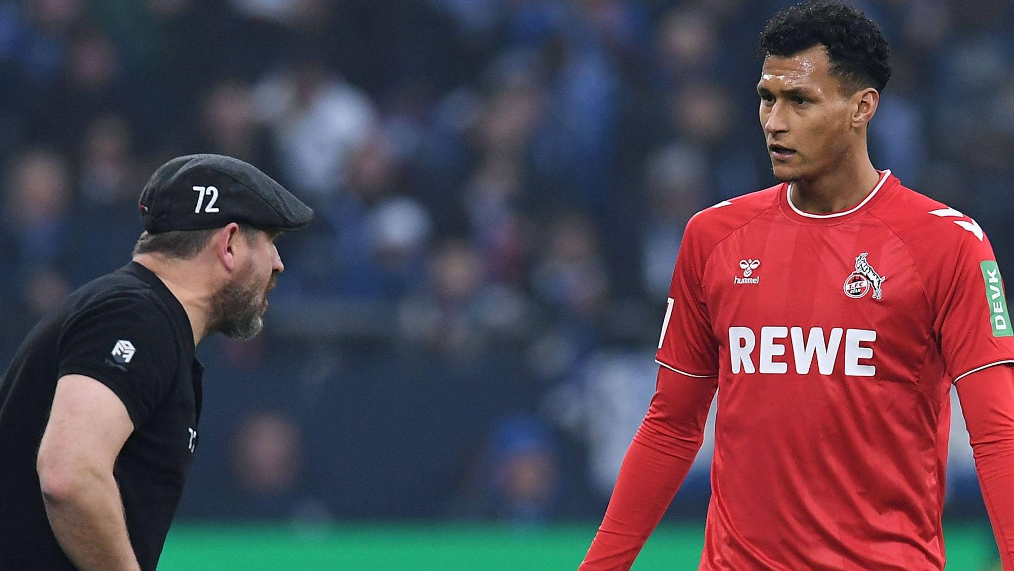 FC-Trainer Steffen Baumgart im Gespräch mit Stürmer Davie Selke, der zur Halbzeit ausgewechselt wurde.