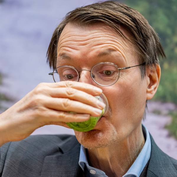 Garantiert gesund: der grüne Smoothie, den Bundesgesundheitsminister Karl Lauterbach auf der Internationalen Grünen Woche zu sich nahm.