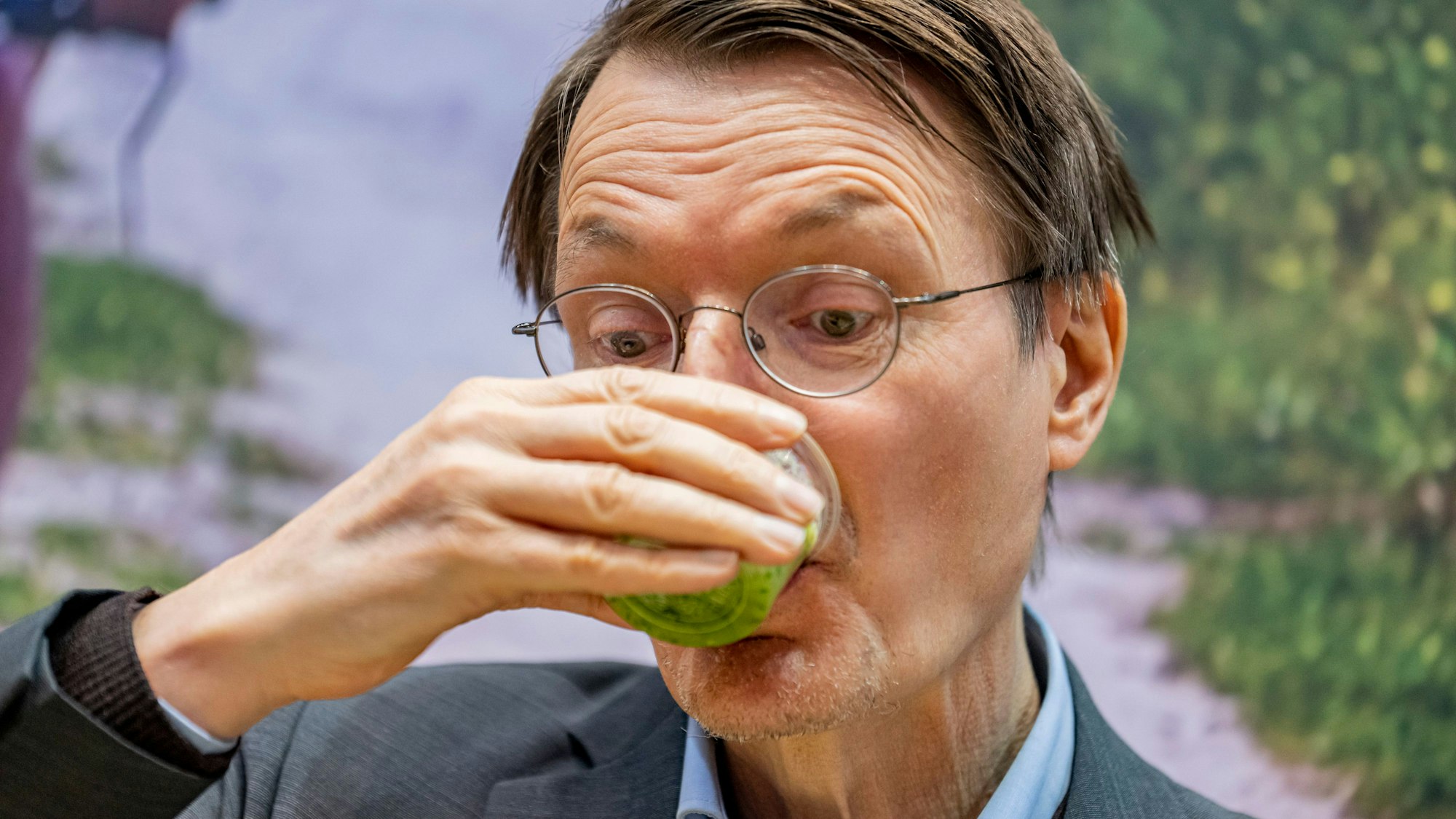 Garantiert gesund: der grüne Smoothie, den Bundesgesundheitsminister Karl Lauterbach auf der Internationalen Grünen Woche zu sich nahm.