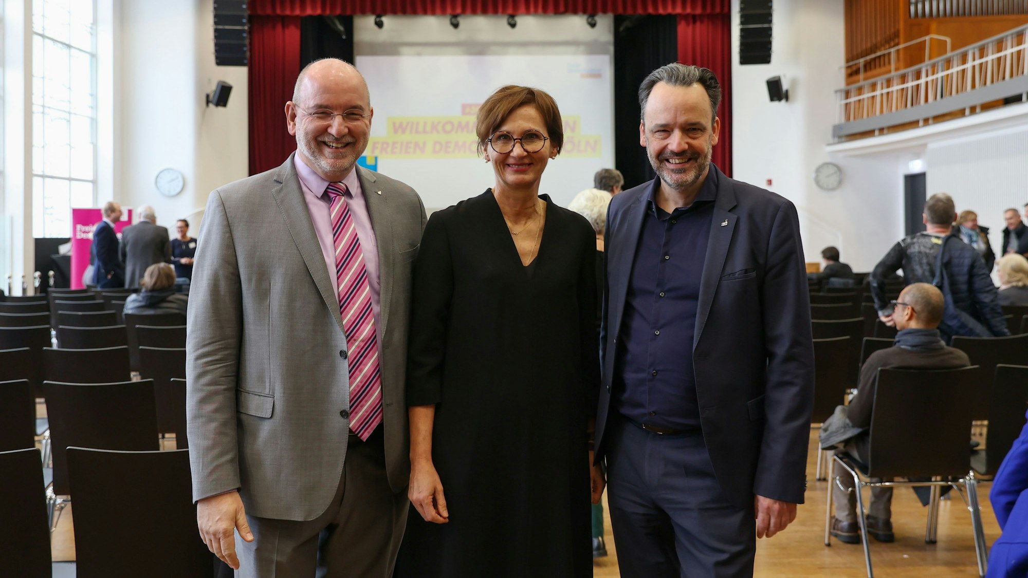 Bundesministerin Bettina Stark-Watzinger mit Ralph Sterck und Lorenz Deutsch in der Aula des Friedrich-Wilhelm-Gymnasiums