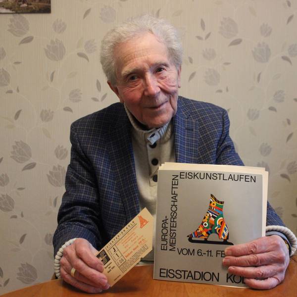 Karl Wingenfeld hält das Programmheft der Eiskunstlauf-EM 1973 in die Kamera.