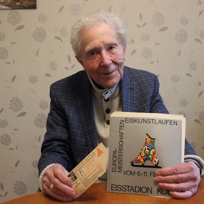 Karl Wingenfeld hält das Programmheft der Eiskunstlauf-EM 1973 in die Kamera.