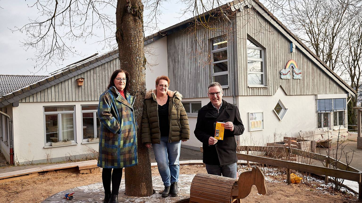 Das neue Programm des Familienzentrums ist nun erhältlich. Präsentiert wurde es von Brigitte Wies, Iris Beging und Norbert Crump.