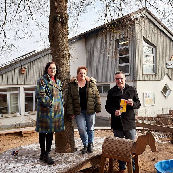 Das neue Programm des Familienzentrums ist nun erhältlich. Präsentiert wurde es von Brigitte Wies, Iris Beging und Norbert Crump.