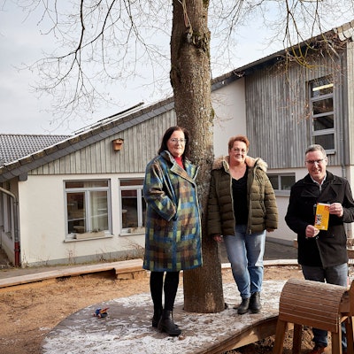 Das neue Programm des Familienzentrums ist nun erhältlich. Präsentiert wurde es von Brigitte Wies, Iris Beging und Norbert Crump.