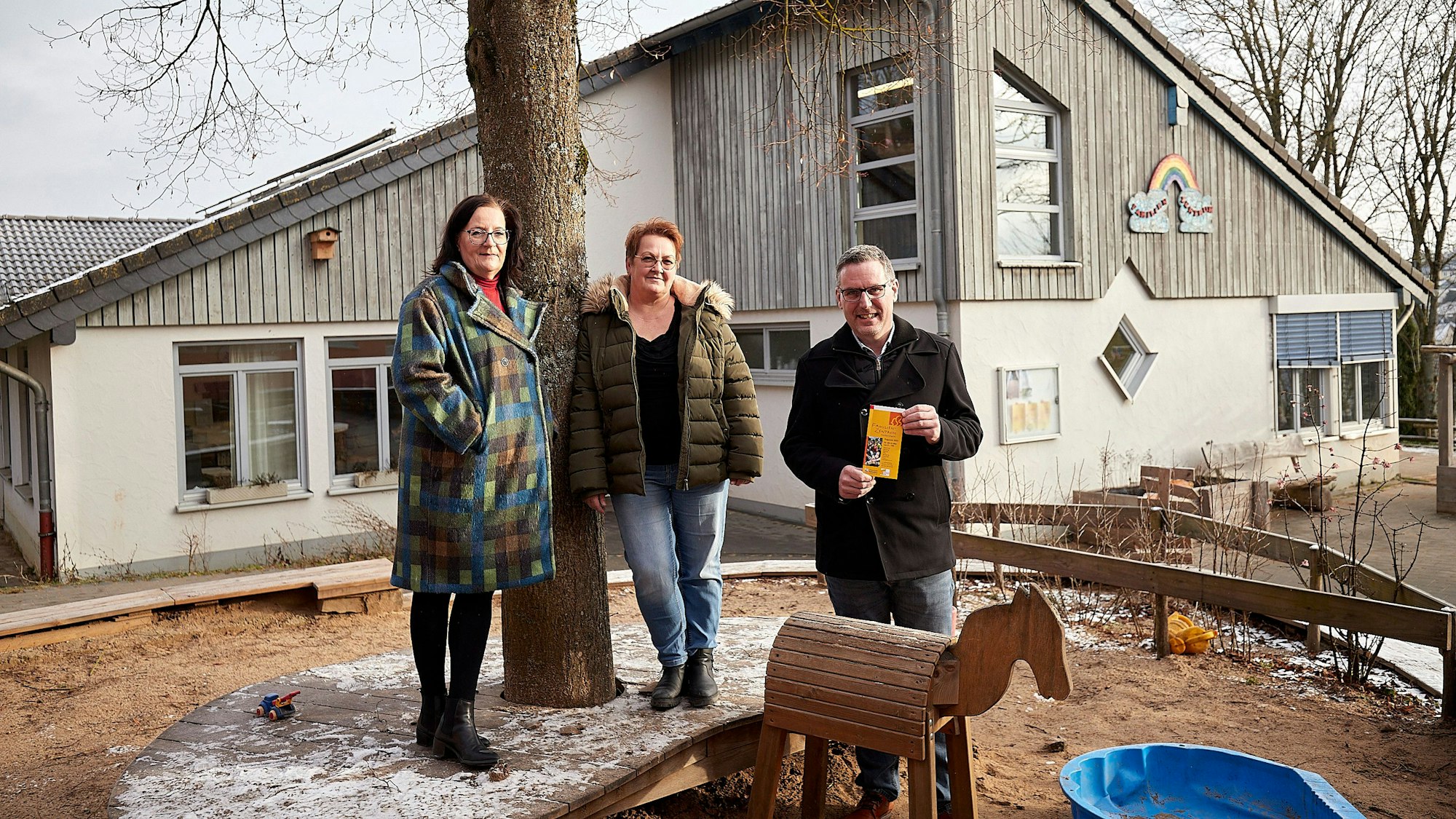 Das neue Programm des Familienzentrums ist nun erhältlich. Präsentiert wurde es von Brigitte Wies, Iris Beging und Norbert Crump.