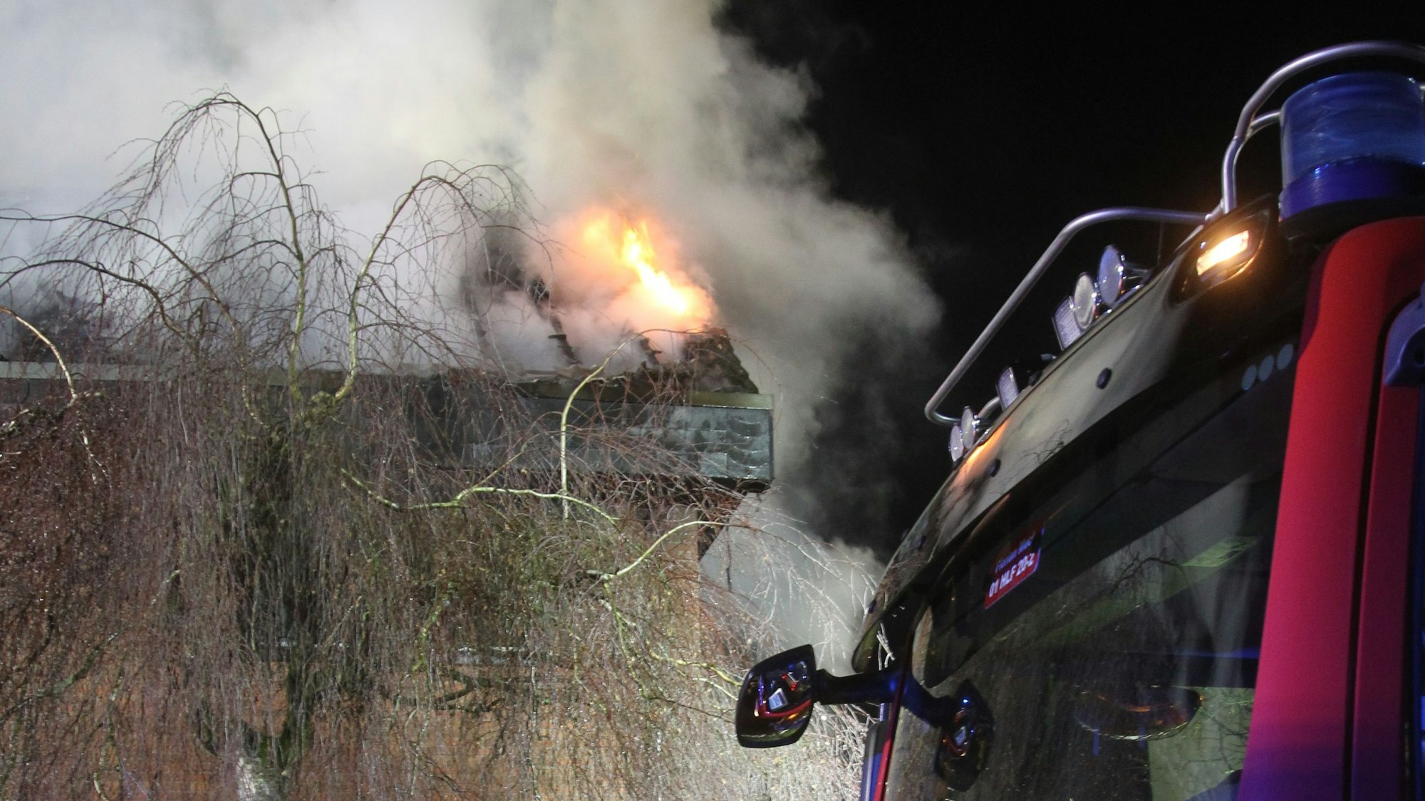 Im Dachstuhl loderten die Flammen aus dem Haus.