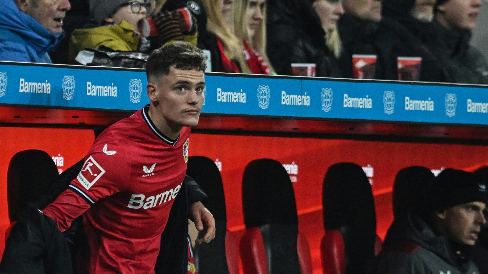 29.01.2023, Nordrhein-Westfalen, Leverkusen: Fußball: Bundesliga, Bayer Leverkusen - Borussia Dortmund, 18. Spieltag in der BayArena, Leverkusens Florian Wirtz nach Auswechslung. WICHTIGER HINWEIS: Gemäß den Vorgaben der DFL Deutsche Fußball Liga bzw. des DFB Deutscher Fußball-Bund ist es untersagt, in dem Stadion und/oder vom Spiel angefertigte Fotoaufnahmen in Form von Sequenzbildern und/oder videoähnlichen Fotostrecken zu verwerten bzw. verwerten zu lassen. Foto: Bernd Thissen/dpa +++ dpa-Bildfunk +++