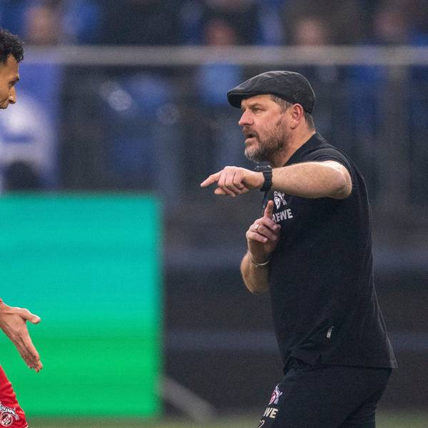 Kölns Trainer Steffen Baumgart (r) spricht mit Davie Selke.
