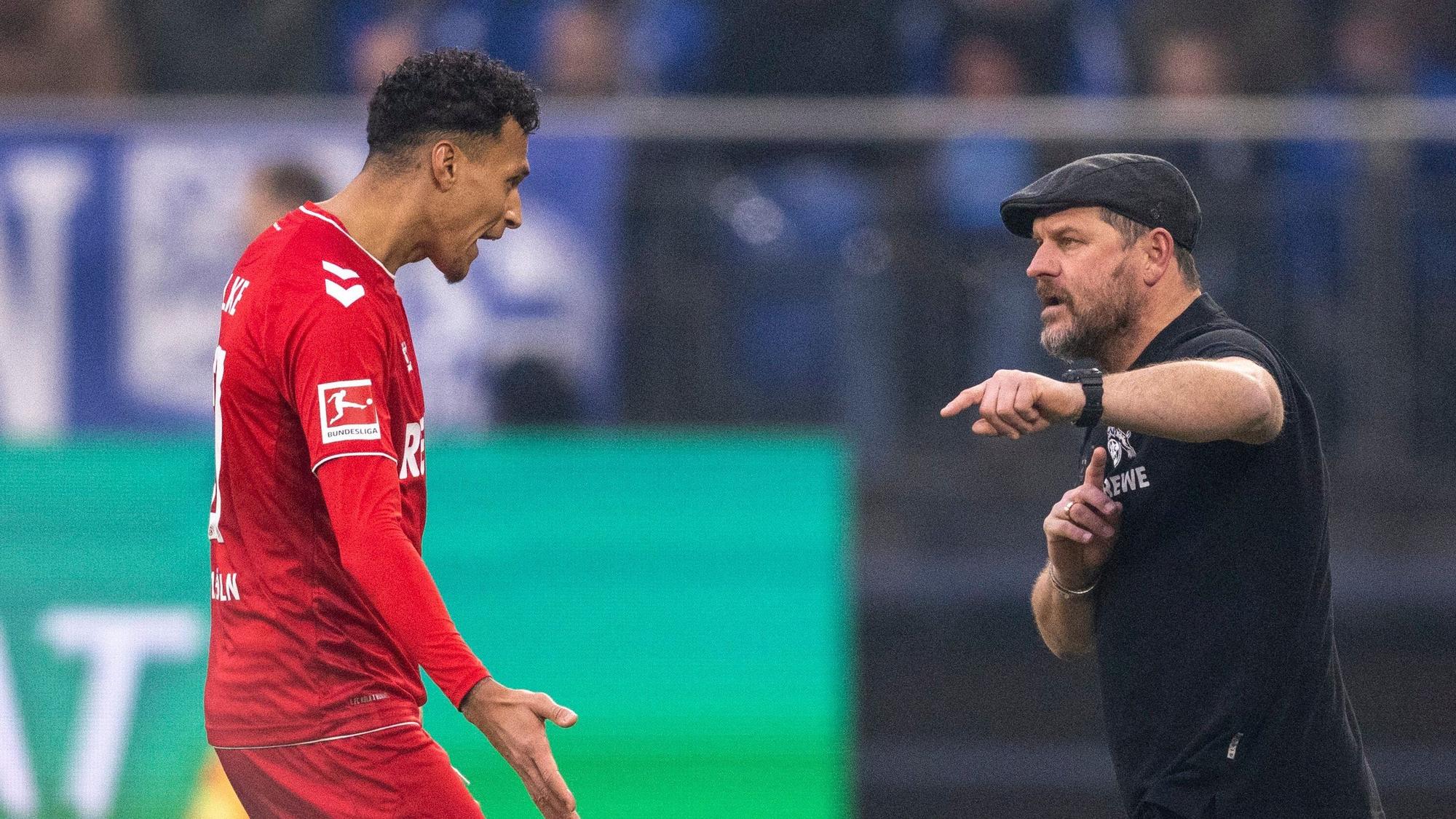 Kölns Trainer Steffen Baumgart (r) spricht mit Davie Selke.