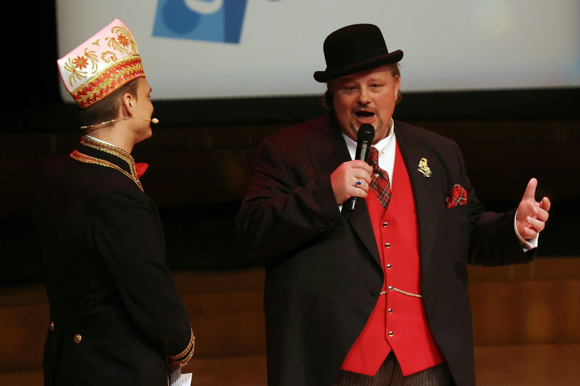 Holger Kirsch und Thomas Cüpper stehen auf der Bühne.
